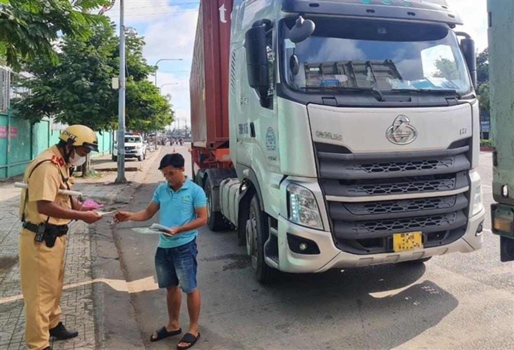 Đội CSGT Phú Lâm kiểm tra xe ô tô tải lưu thông qua địa bàn đảm trách ngay sau Lễ ra quân.