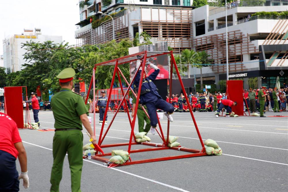 Các nội dung thi hào hứng, tranh đưa giữa các đội.