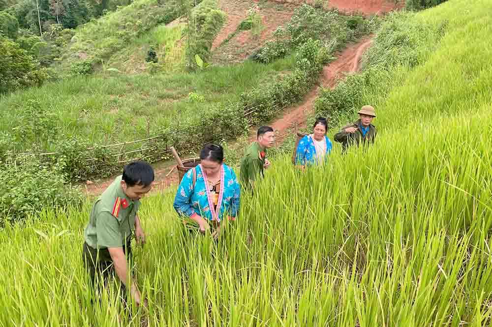 Cán bộ, chiến sỹ Công an huyện Sông Mã thực hiện “3 bám, 4 cùng” với nhân dân.