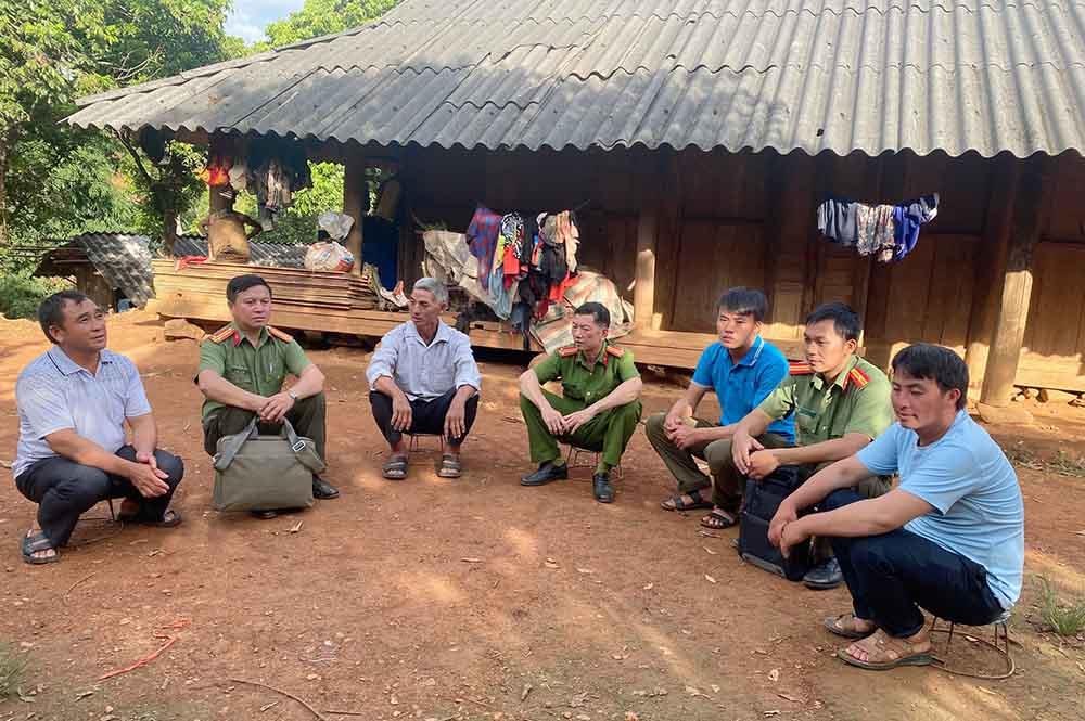 Lực lượng Công an nắm tình hình từ những người có uy tín, trưởng dòng họ.