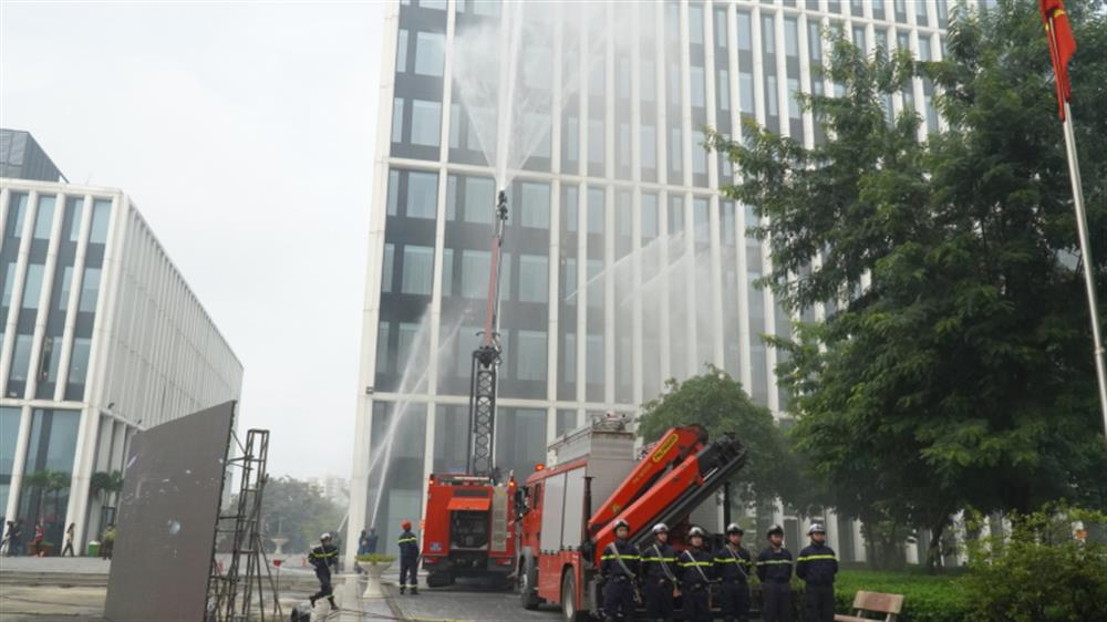 Lực lượng PCCC và CNCH triển khai các biện pháp chữa cháy. Xe thang được sử dụng để tiếp cận người bị mắc kẹt trên tầng cao.
