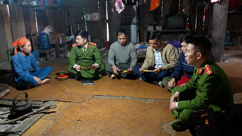 Đại úy Hoàng Quang Trọng, Trưởng Công an xã Vĩnh Quang phối hợp với cấp ủy, chính quyền địa phương đi từng nhà tuyên truyền pháp luật cho người dân.