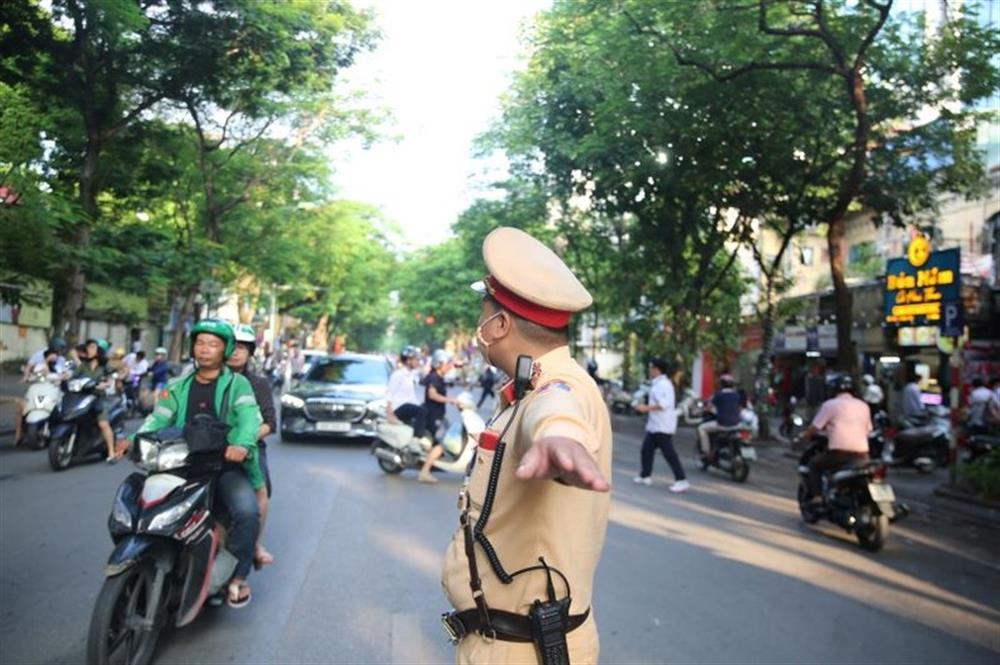 CSGT thành phố Hà Nội phân luồng giao thông từ sáng sớm, bảo đảm Lễ khai giảng được diễn ra suôn sẻ, an toàn.