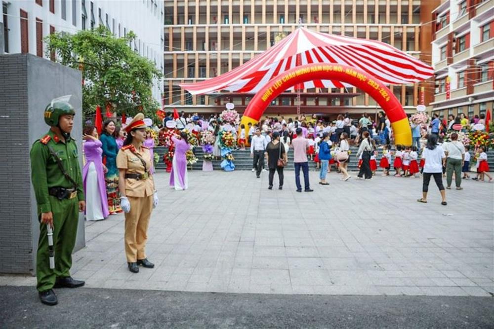 Lực lượng Công an Thủ đô phối hợp hướng dẫn, phân luồng giao thông, bảo đảm an ninh, TTATGT.