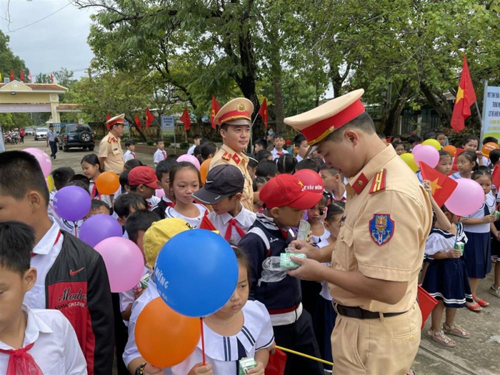 Lực lượng CSGT vừa làm nhiệm vụ, vừa tặng sữa, nước cho học sinh tại Trường Tiểu học Lộc Trì (tỉnh Thừa Thiên – Huế).