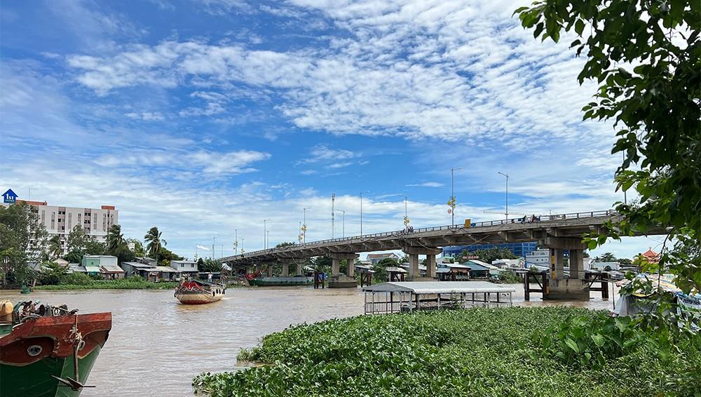 Cầu Tôn Đức Thắng nơi đối tượng Hải ném cháu bé xuống sông.