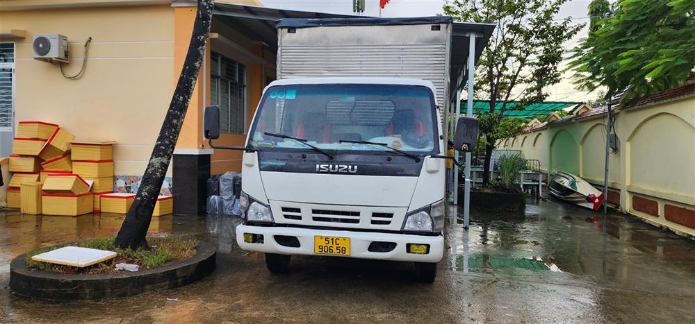 Đối tượng Huỳnh Văn Đậm cùng tang vật và xe tải chở thuốc lá lậu.