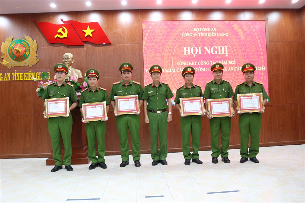 Đại tá Nguyễn Nhật Trường, Phó Giám đốc Công an tỉnh trao danh hiệu Chiến sĩ thi đua cơ sở cho các đồng chí Công an xã.