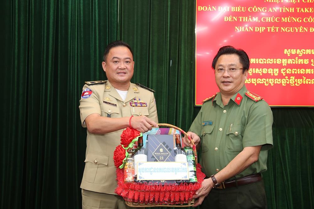 Trung tướng Chheang Phannara, Giám đốc Công an tỉnh Takeo trao quà tặng Đại tá Lâm Phước Nguyên, Giám đốc Công an tỉnh An Giang.