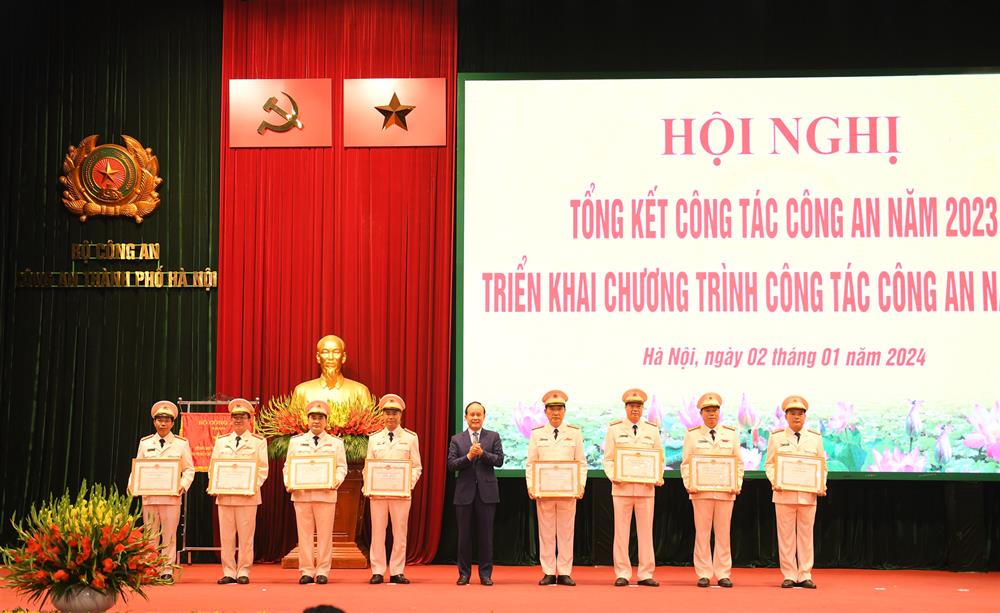 Đồng chí Nguyễn Ngọc Tuấn, Phó Bí thư Thành ủy, Chủ tịch Hội đồng nhân dân TP Hà Nội trao Bằng khen của Ủy ban nhân dân TP Hà Nội tặng 08 tập thể.