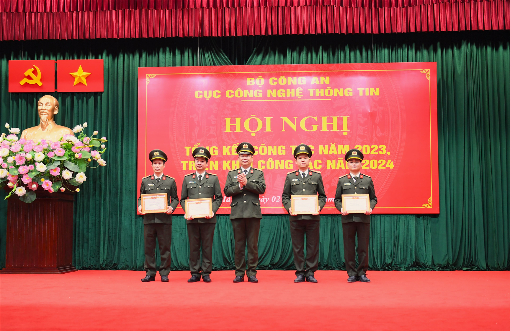 2. Thiếu tướng Dương Văn Tính, Cục trưởng Cục CNTT trao danh hiệu “Đơn vị Quyết thắng” tặng 04 tập thể.