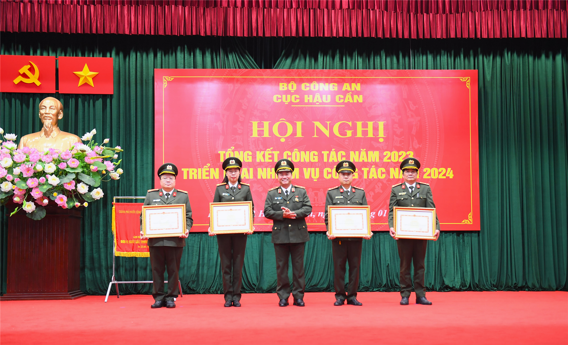 5. Thiếu tướng Phạm Văn Sơn, Cục trưởng Cục Hậu cần trao danh hiệu “Đơn vị Quyết thắng” tặng 05 tập thể.
