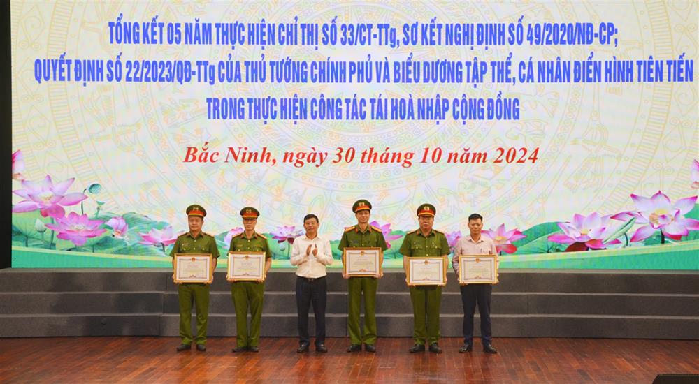 Đồng chí Ngô Tân Phượng, Phó Chủ tịch Ủy ban nhân dân tỉnh trao Bằng khen của Chủ tịch Ủy ban nhân dân tỉnh tặng các tập thể và cá nhân có thành tích. 