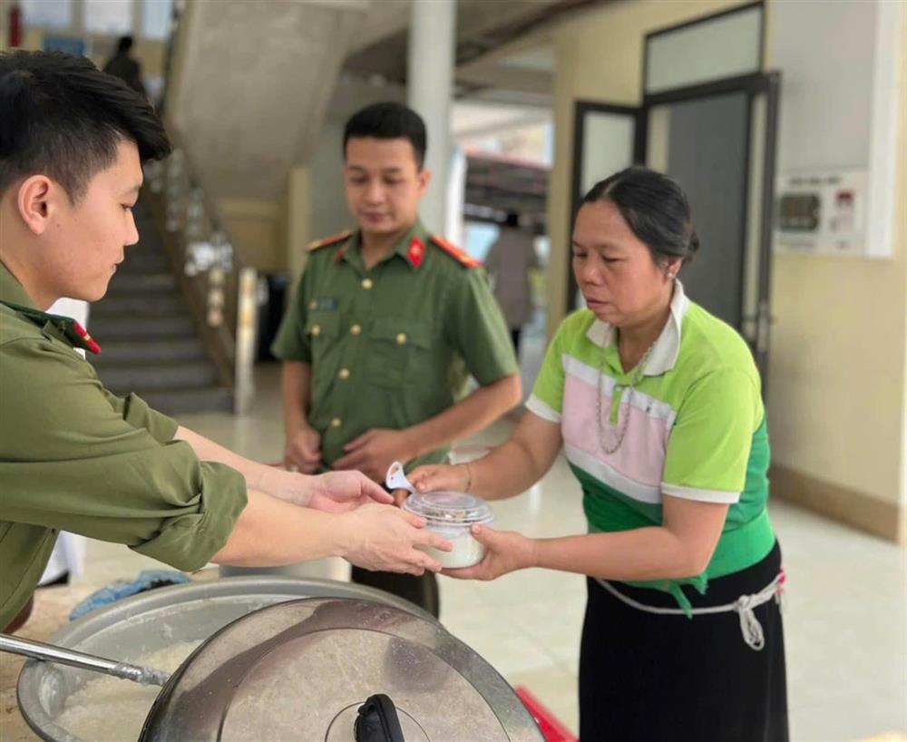 Mô hình “Nồi cháo yêu thương” được Đoàn Thanh niên, Hội Phụ nữ Công an huyện Đà Bắc duy trì suốt nhiều năm qua.