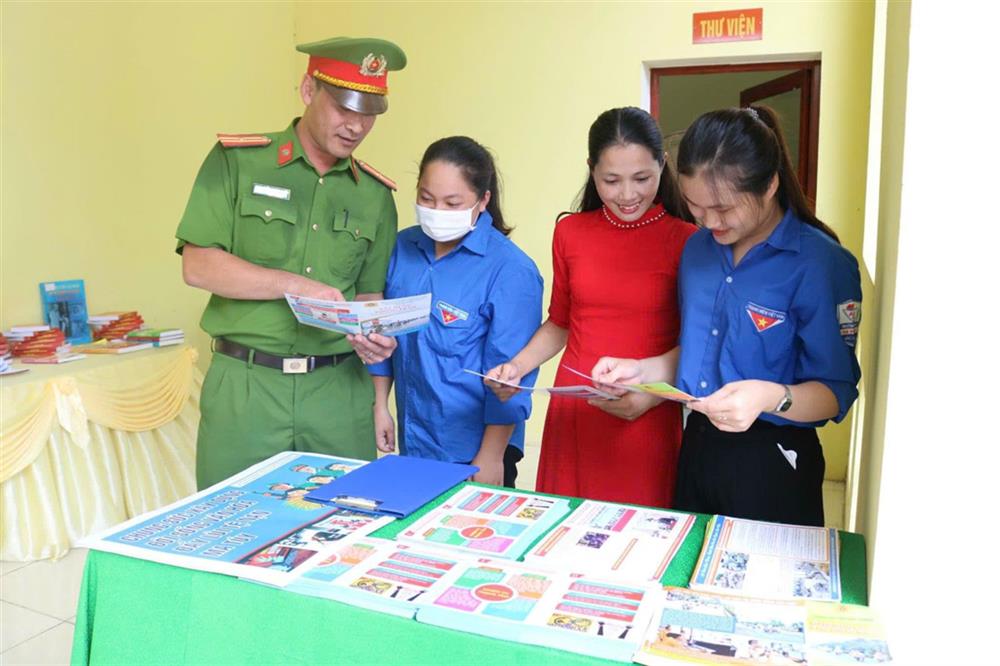 Trung tá Trần Trọng Chiến tham gia tuyên truyền vận động người dân nâng cao cảnh giác với các loại tội phạm và hành vi vi phạm pháp luật.