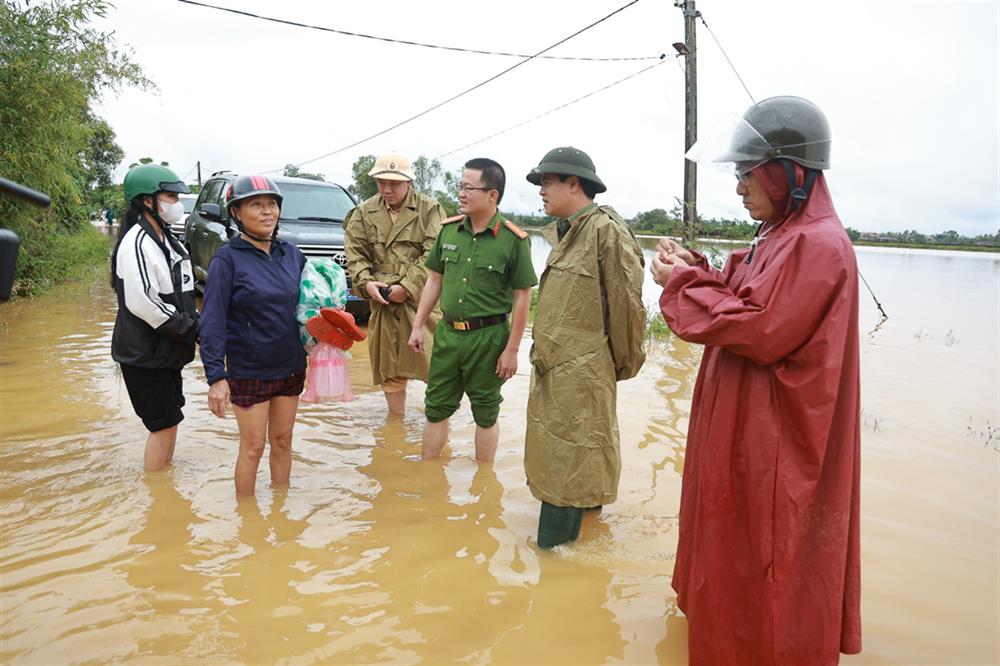 Đại tá Nguyễn Đức Hải,  Giám đốc Công an tỉnh chỉ đạo lực lượng Công an cơ sở chủ động ứng phó mưa bão.