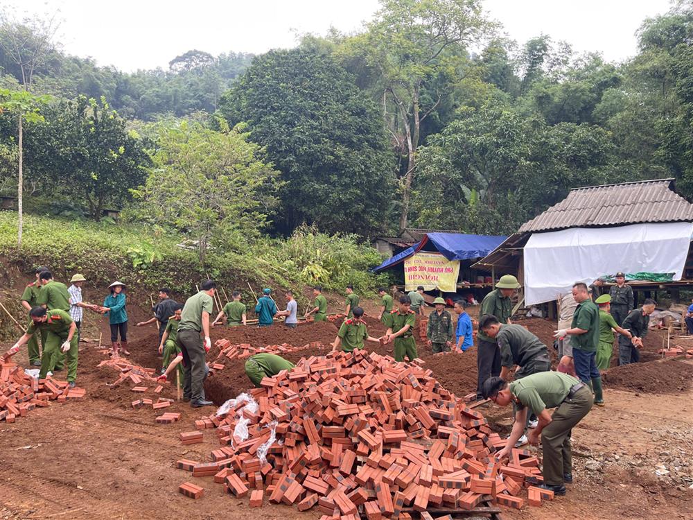 Đoàn viên thanh niên Công an tỉnh Hoà Bình góp công làm móng nhà, vận chuyển gạch, xi măng cho thợ thi công công trình “xoá nhà tạm, nhà dột nát” tại huyện Đà Bắc.