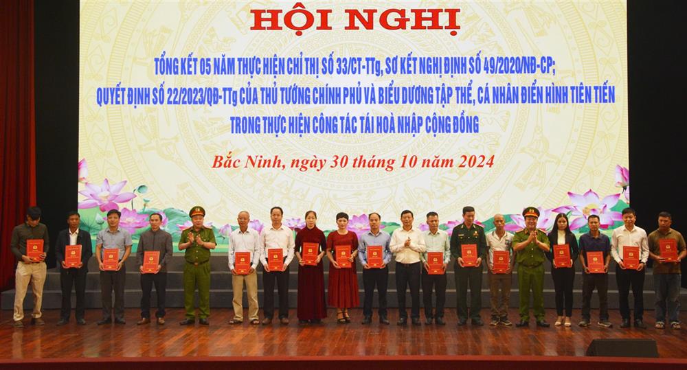 Đồng chí Ngô Tân Phượng, Phó Chủ tịch Ủy ban nhân dân tỉnh cùng lãnh đạo Cục Cảnh sát quản lý tạm giữ, tạm giam và thi hành án hình sự tại cộng đồng và Công an tỉnh biểu dương các mô hình, điển hình tiên tiến. 