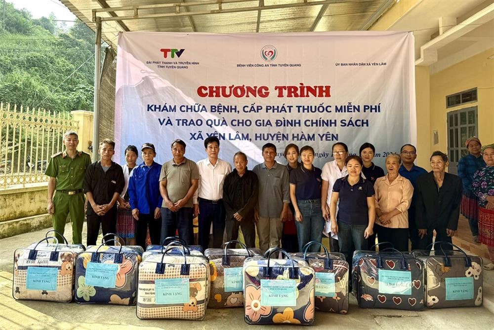 Nhân dịp này, Đoàn công tác đã trao 10 suất quà tặng các gia đình có hoàn cảnh khó khăn trên địa bàn xã Yên Lâm, huyện Hàm Yên.