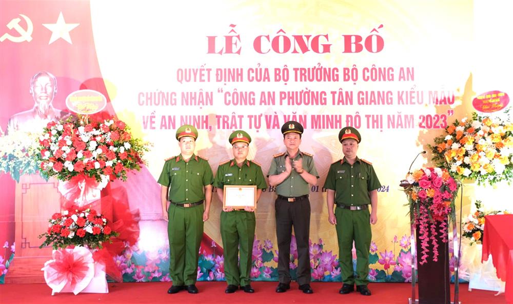 Thừa ủy quyền, Đại tá Sầm Minh Hồ trao giấy chứng nhận Công an phường kiểu mẫu về ANTT và văn minh đô thị cho Công an phường Tân Giang.