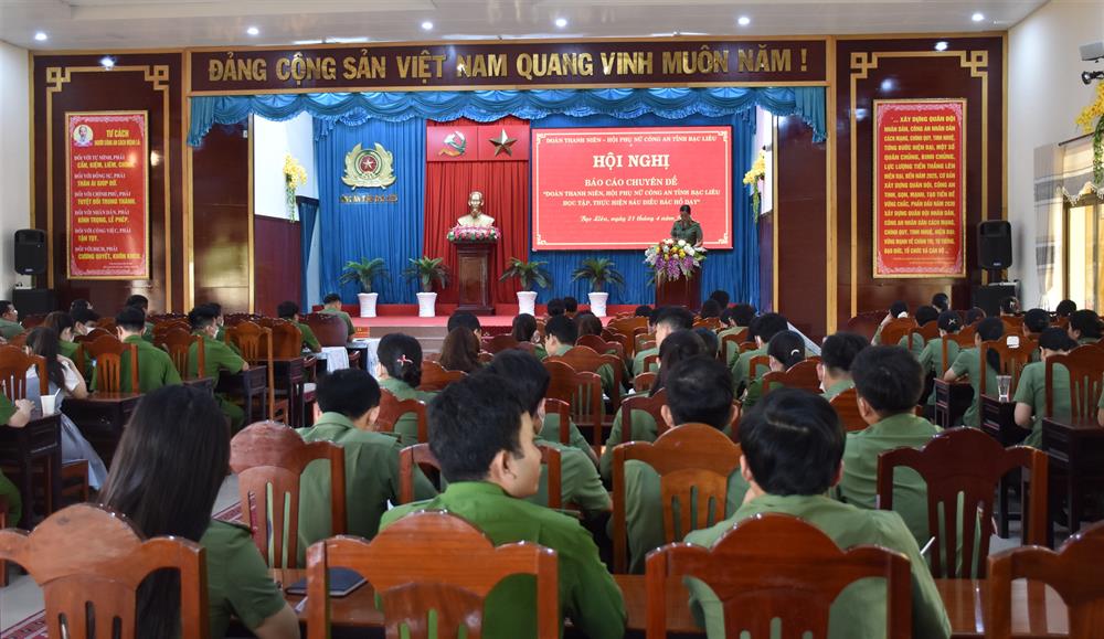 Cán bộ, hội viên phụ nữ Công an tỉnh học tập chuyên đề Sáu điều Bác Hồ dạy Công an nhân dân.