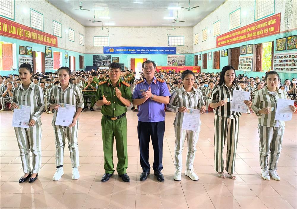 Đại tá Lã Văn Mỹ, Giám thị Trại giam Ngọc Lý và đồng chí Nguyễn Xuân Hồng, Phó Viện trưởng Viện Kiểm sát nhân dân tỉnh Bắc Giang trao Quyết định đặc xá cho các phạm nhân.