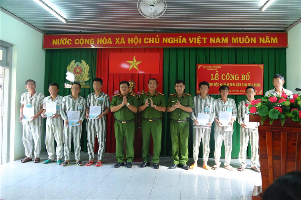 Lãnh đạo Công an tỉnh Bình Dương trao Quyết định đặc xá cho các phạm nhân.