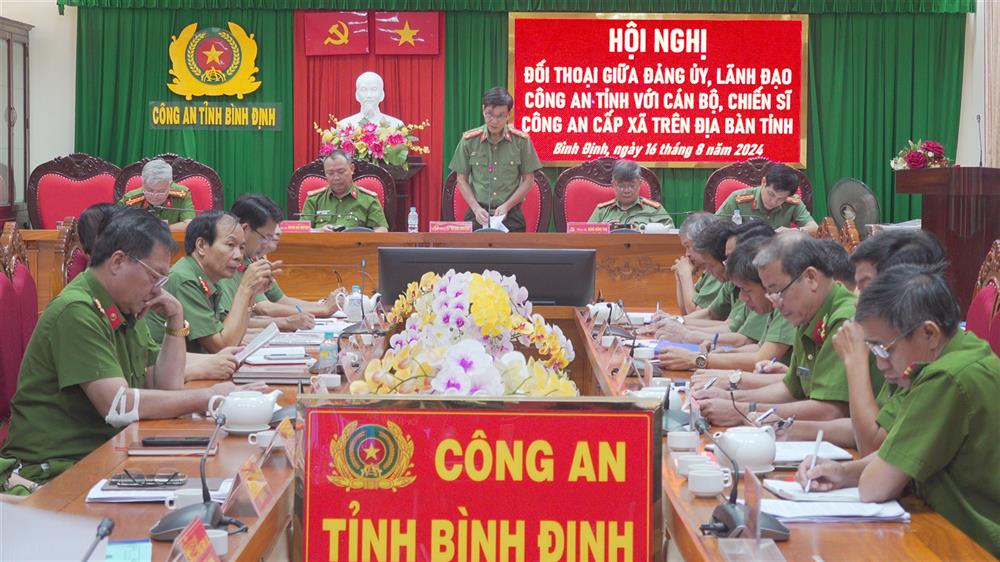 Đảng ủy, Giám đốc Công an tỉnh Bình Định đối thoại với cán bộ, chiến sĩ Công an xã.