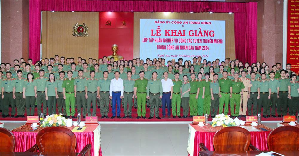 Các đại biểu dự Lễ khai giảng.