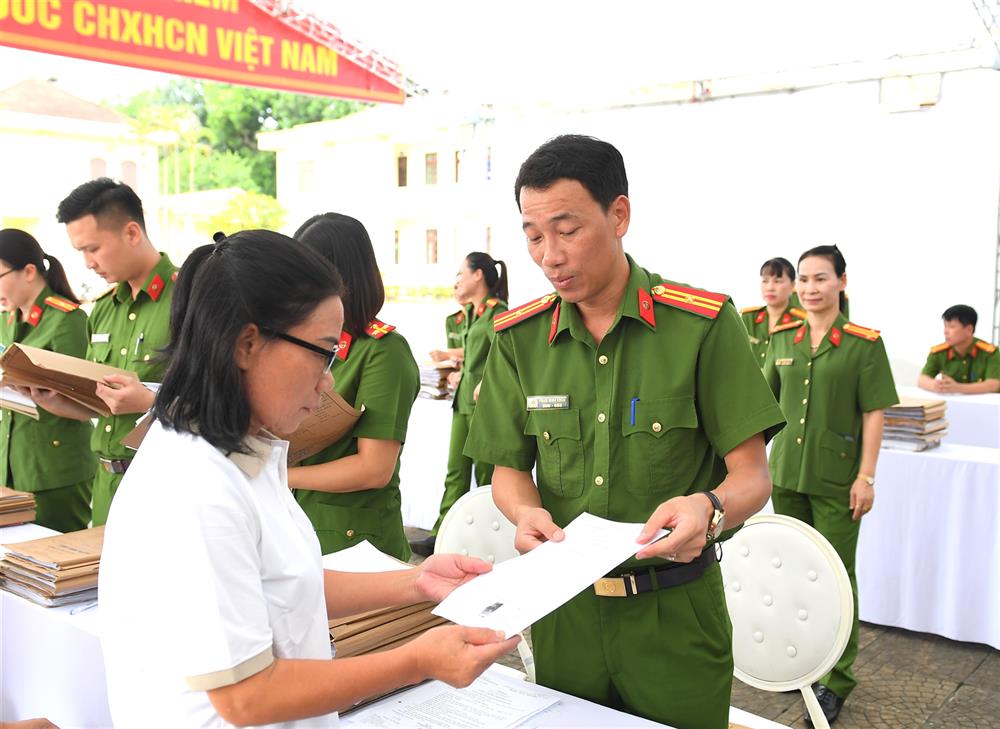 Cán bộ Trại giam Ninh Khánh trao giấy chứng nhận đặc xá, thẻ căn cước và đồ dùng cho các phạm nhân.