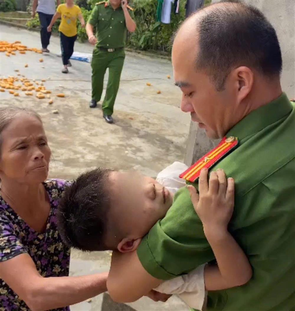 Lực lượng Công an huyện Hạ Hoà giải cứu cháu bé an toàn.