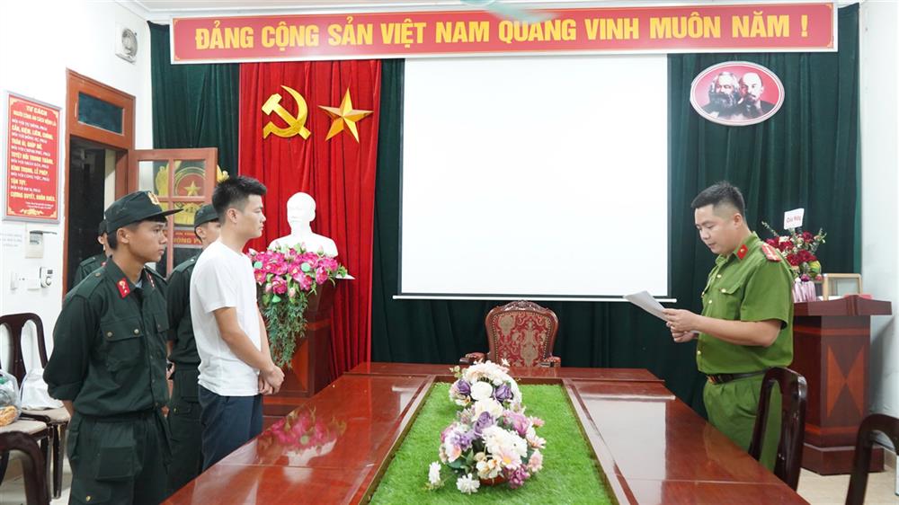 Cơ quan Công an thi hành lệnh tạm giữ đối với Nguyễn Văn Hậu. 