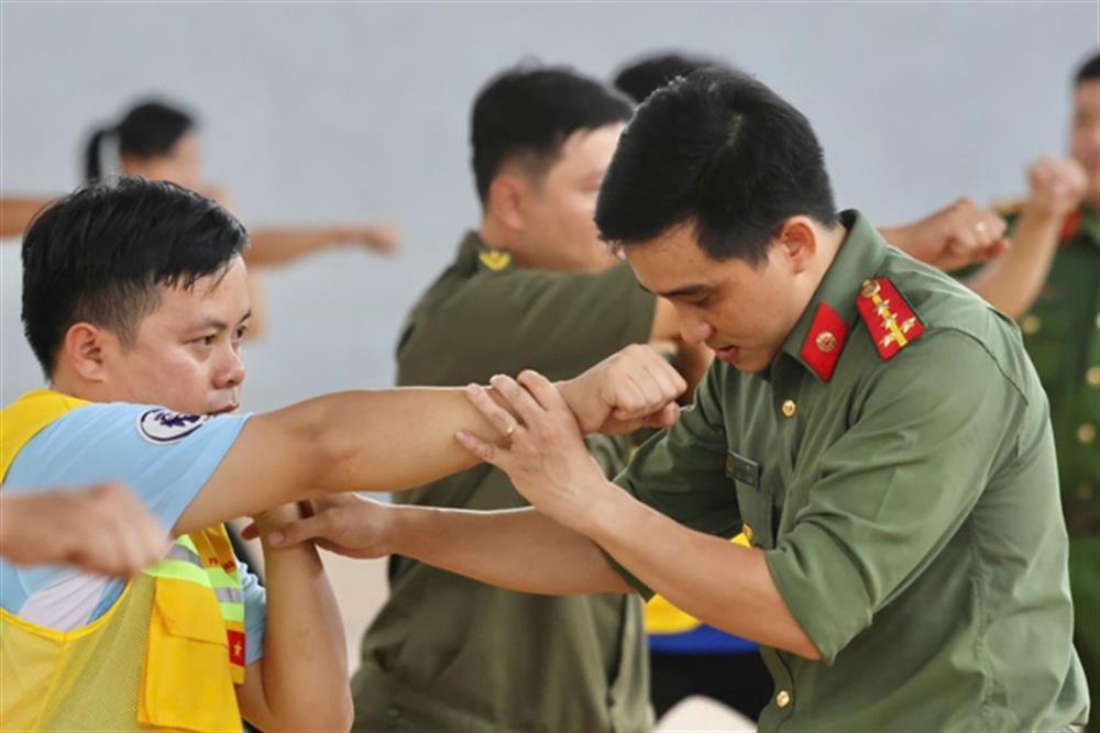 Thành viên Câu lạc bộ Võ thuật Đoàn Thanh niên Công an Thành phố hướng dẫn các động tác phòng vệ cho Lực lượng tham gia bảo vệ ANTT tại cơ sở.