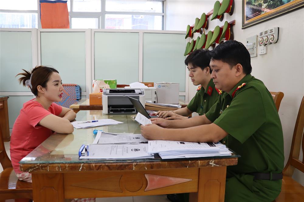 Cán bộ điều tra Cơ quan Cảnh sát điều tra Công an tỉnh Quảng Ninh lấy lời khai đối tượng Nguyễn Thị Hồng.