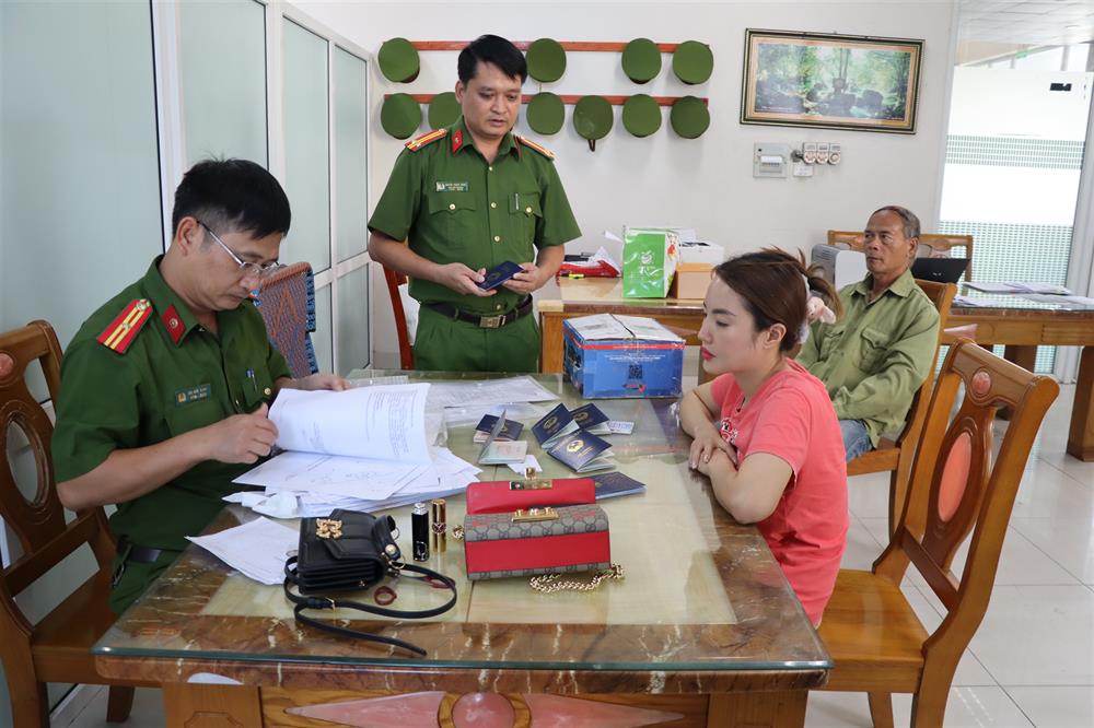 Cơ quan điều tra mở niêm phong tang vật thu giữ của vụ án.