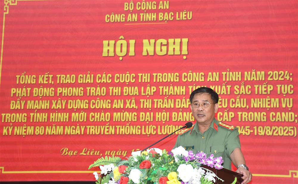 Đại tá Lê Thanh Hùng, Phó Giám đốc Công an tỉnh phát động phong trào thi đua.