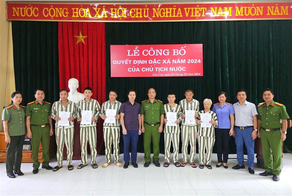 Đại diện các ngành chức năng trao Quyết định đặc xá cho các phạm nhân tai Trại tạm giam Công an tỉnh Lào Cai.