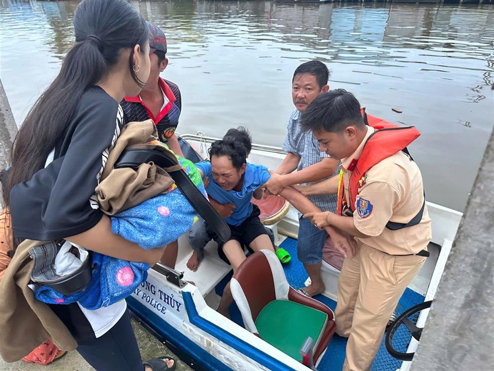 Lực lượng CSGT dùng ca nô chuyên dụng để đưa người dân đi cấp cứu kịp thời.