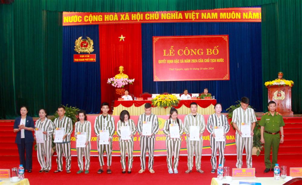 Đồng chí Trương Thị Ngọc Ánh, Phó Chủ tịch Uỷ ban Trung ương Mặt trận Tổ quốc Việt Nam, Uỷ viên Hội đồng tư vấn đặc xá; Thiếu tướng Nguyễn Ngọc Tuyến, Phó Cục trưởng Cục Cảnh sát quản lý trại giam, cơ sở bắt buộc, trường giáo dưỡng, Uỷ viên Ban Chỉ đạo đặc xá Bộ Công an trao "Giấy chứng nhận đặc xá" cho đại diện phạm nhân được đặc xá tại Trại giam Phú Sơn 4.