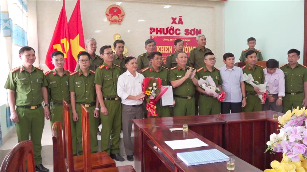 Tập thể Công an xã Phước Sơn được Giám đốc Công an tỉnh khen thưởng.
