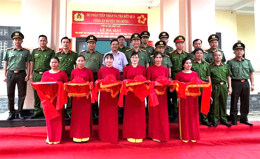 Các đại biểu cắt băng khai trương và tham quan Mô hình.