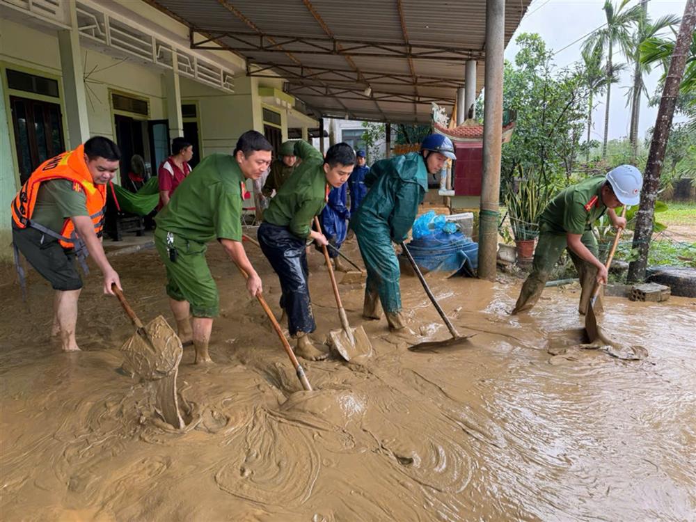 Công an huyện Vĩnh Linh giúp Nhân dân khắc phục hậu quả bão lũ