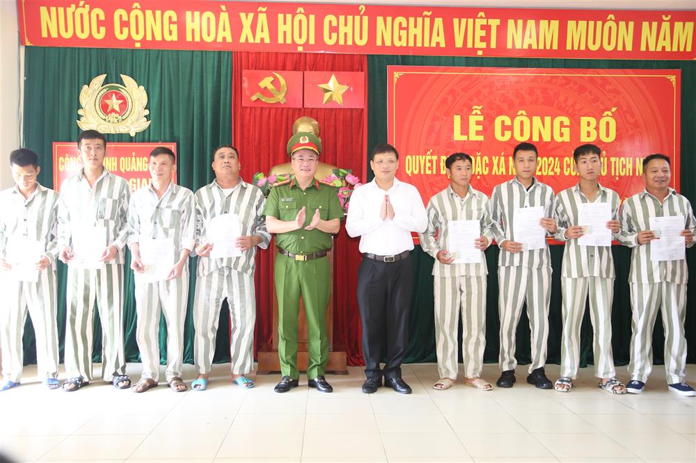 Lãnh đạo Ủy ban nhân dân tỉnh và Công an tỉnh Quảng Ninh trao Quyết định đặc xá và căn cước cho các phạm nhân được đặc xá.