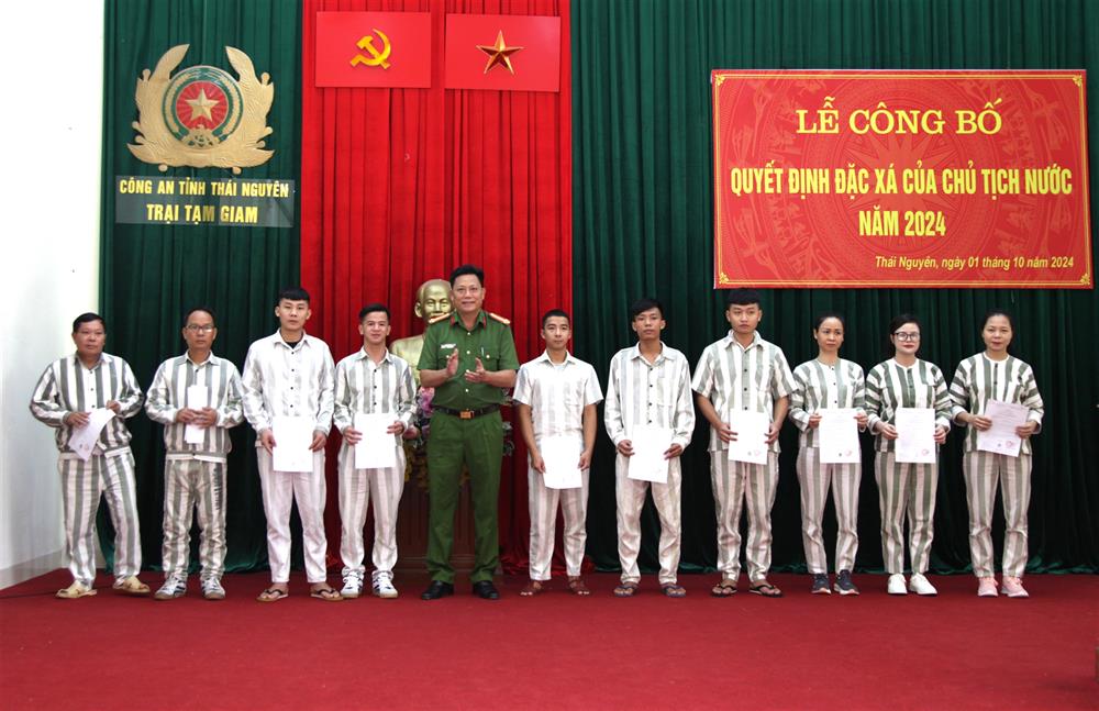 Lãnh đạo Công an tỉnh Thái Nguyên trao Quyết định đặc xá cho 10 phạm nhân.