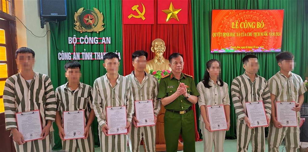 Lãnh đạo Công an tỉnh Thanh Hóa trao Quyết định đặc xá cho 07 phạm nhân.