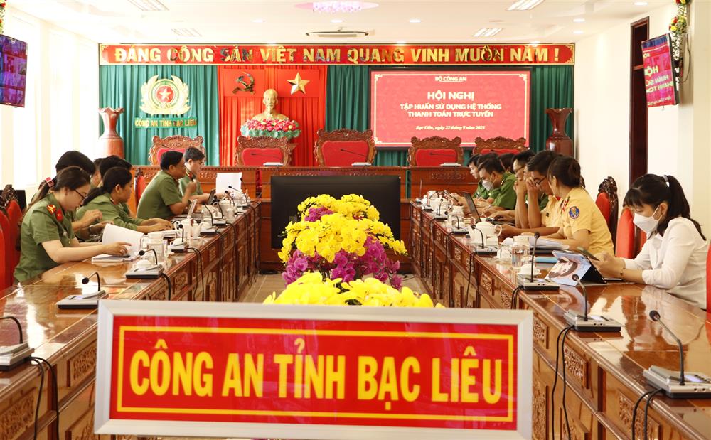 Công an tỉnh Bạc Liêu tổ chức tập huấn sử dụng hệ thống thanh toán trực tuyến.