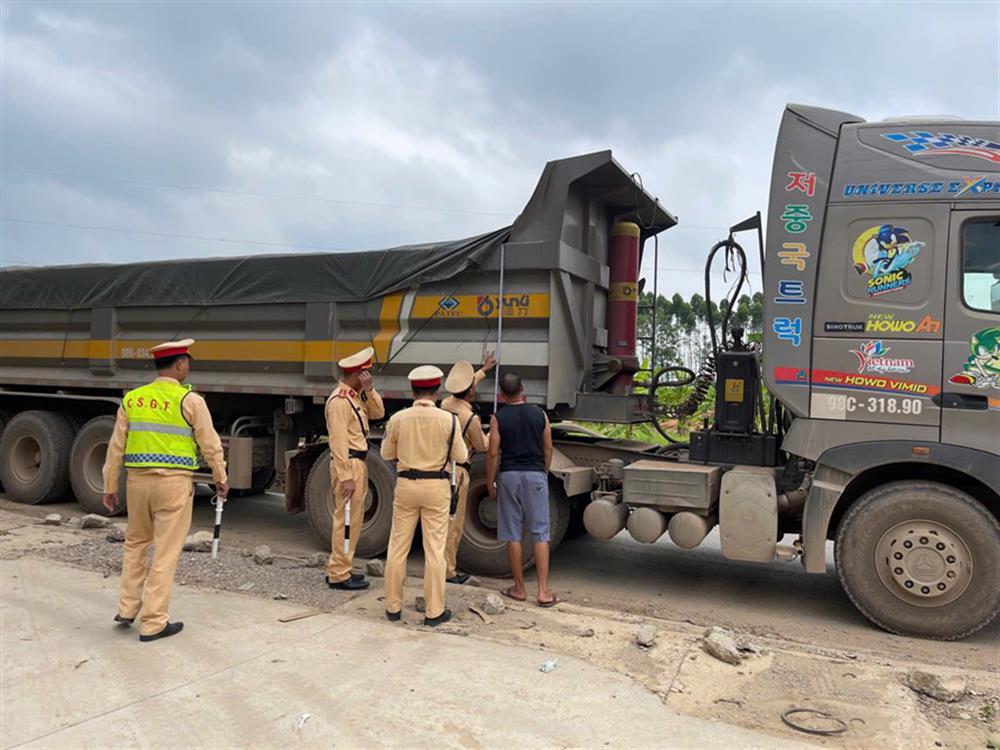 ực lượng Cảnh sát giao thông Công an tỉnh Bắc Giang kiểm tra chuyên đề quá khổ, quá tải