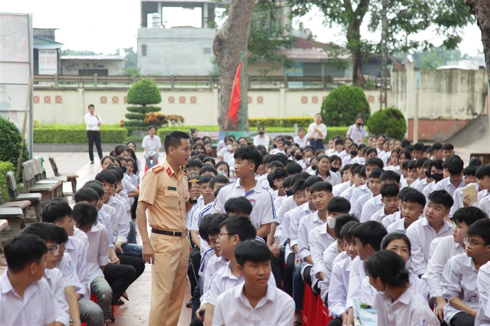 Cán bộ, chiến sỹ tuyên truyền TTATGT tại trường Trung học phổ thông Phú Bình.