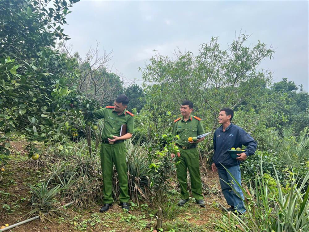 Anh Nguyễn Văn Hợp phấn khởi giới thiệu về mô hình chăn nuôi, trồng trọt của gia đình.