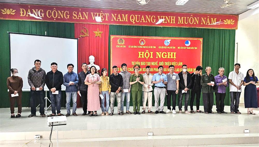 Ban Tổ chức trao 30 phần quà tặng người chấp hành xong án phạt tù trở về địa phương có thành tích tốt.